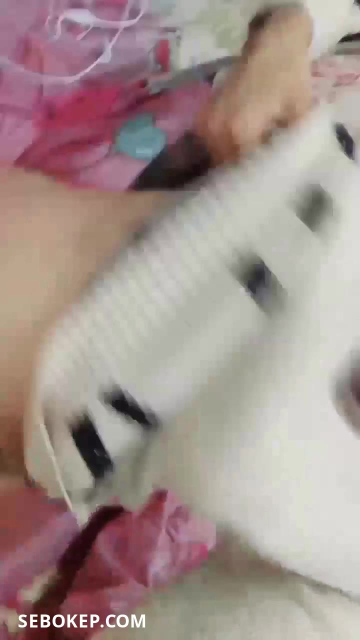 Jilbab imut ngangkang colmek mp4