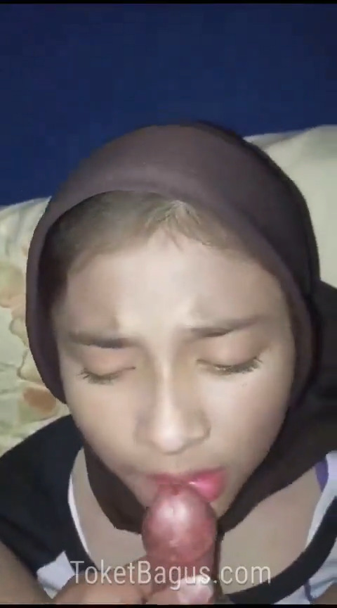 Paksa pacar berjilbab nyepong telan peju